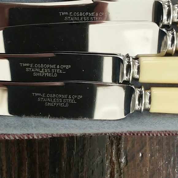 Bone handle butter knives and cheese utensil - Picture 2 of 2